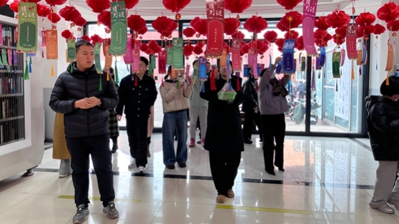 团圆闹元宵 猜谜共欢笑