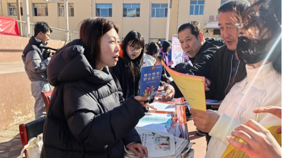 河北承德市鹰手营子矿区举办“春风行动暨就业援助招聘会”