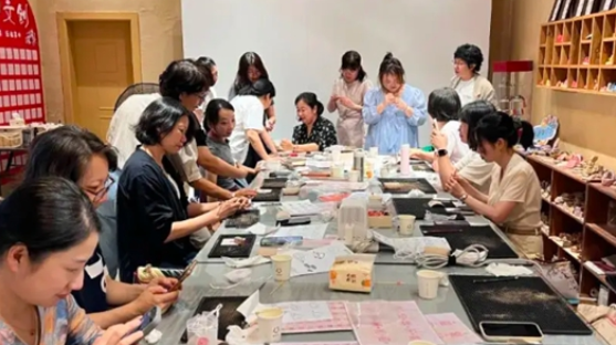 河北秦皇岛“玫瑰书香”温润女职工心灵