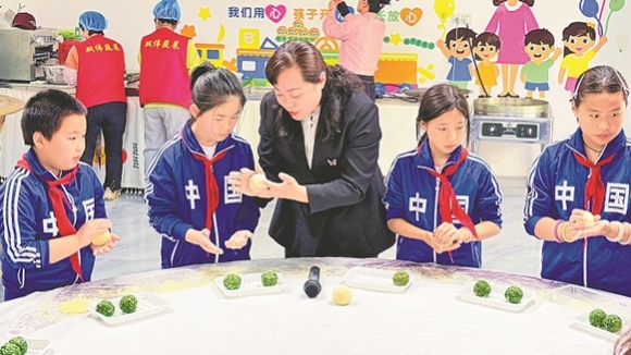 劳模精神润童心