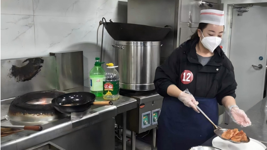 河北省承德市鹰手营子矿区举办“‘食’不相瞒 厨神出战”职工厨艺大赛