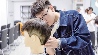 河北省石家庄市美容美发行业技能大赛举办 30余名美发师同台比拼“顶上功夫”